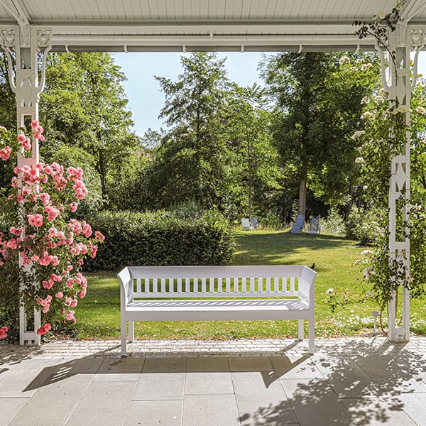 Sitzbank auf Terrasse